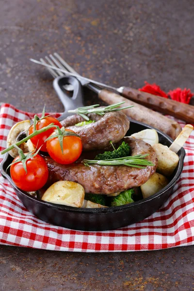 Hausgemachte Fleischwürste mit Gemüsegarnitur (Brokkoli und Pilze)) — Stockfoto