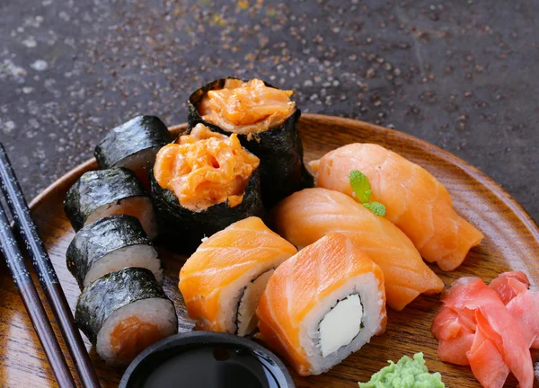 Menú de sushi variado con salmón - Cocina tradicional japonesa —  Fotos de Stock
