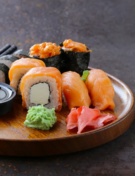 Meny med diverse sushi med lax - traditionell japansk mat — Stockfoto