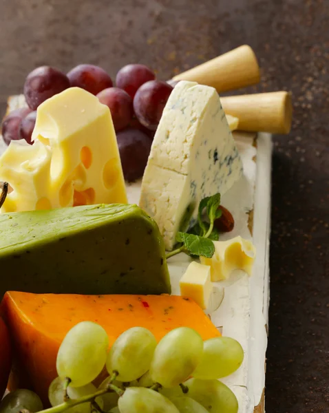 Сырная доска с различными сортами сыра и винограда — стоковое фото