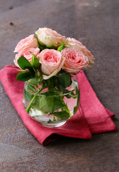 Boeket van roze rozen op een tafel — Stockfoto