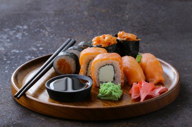 Somon - geleneksel Japon mutfağı ile çeşitli sushi menüsü
