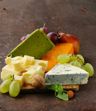 Peygamberli farklı türleri peynir ve üzüm ile