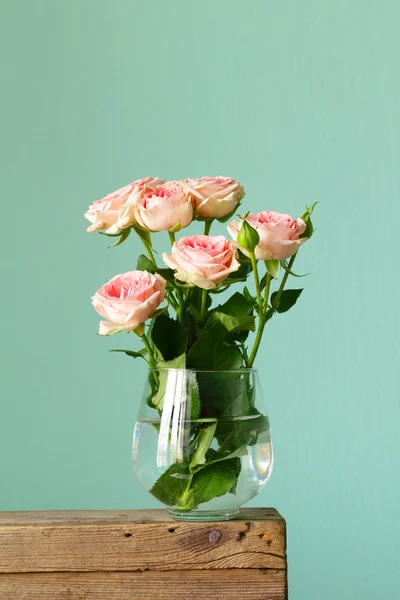 玻璃花瓶中的粉红玫瑰花束 — 图库照片