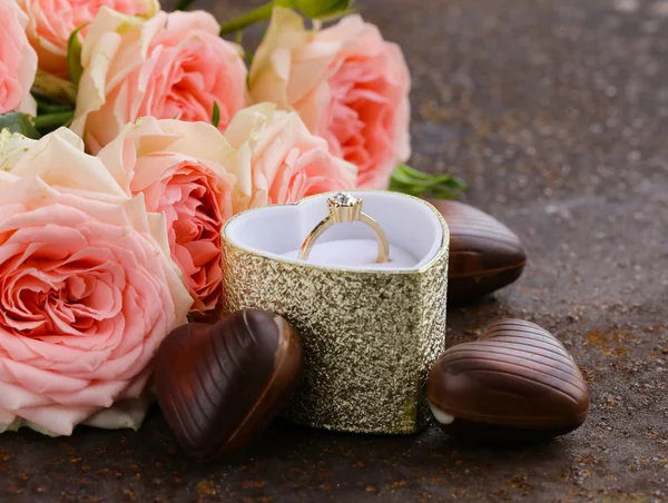 Gouden ring met diamant en boeket roze rozen — Stockfoto