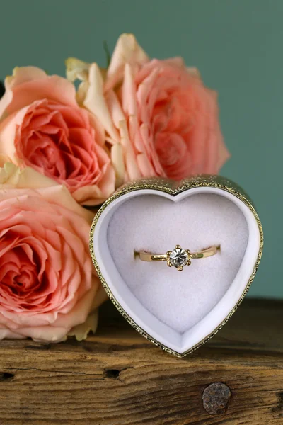 다이아몬드와 꽃다발 핑크 장미와 금 반지 — 스톡 사진