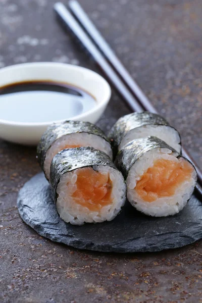 Sushi com salmão - comida japonesa tradicional — Fotografia de Stock