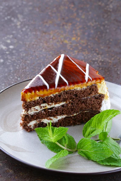 Pedazo de delicioso postre pastel festivo con chocolate y frutas —  Fotos de Stock