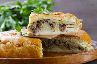 Ev yapımı etli börek patates ve kekik ile