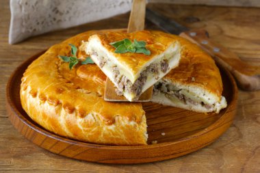 Ev yapımı etli börek patates ve kekik ile