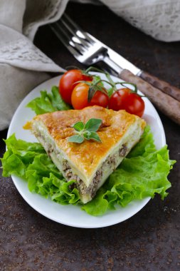 Ev yapımı etli börek patates ve kekik ile