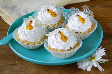 Tatlı limon tartlets krem şanti ve ballı