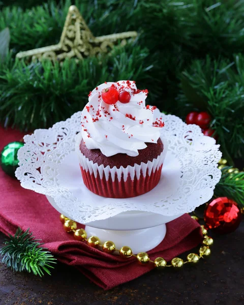 Cupcake di velluto rosso festivo con panna montata — Foto Stock