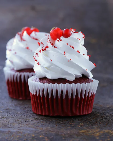 Pastelitos festivos de terciopelo rojo con crema batida — Foto de Stock