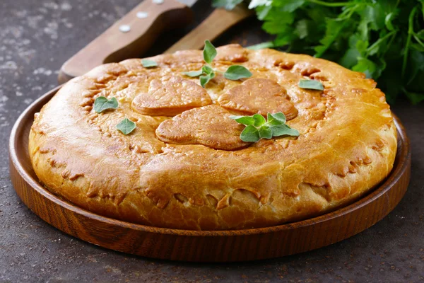 Ev yapımı etli börek patates ve kekik ile — Stok fotoğraf