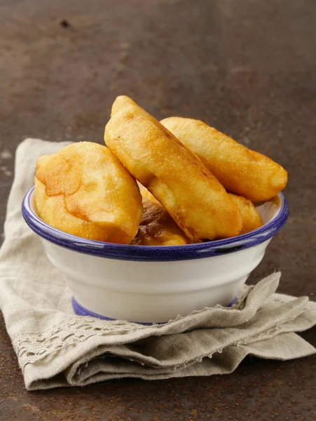 Pasteles fritos caseros con papas, estilo rústico — Foto de Stock