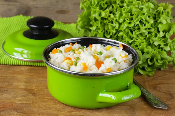 Garnish rice with various vegetables (carrots, corn and green peas) — Stock Photo, Image