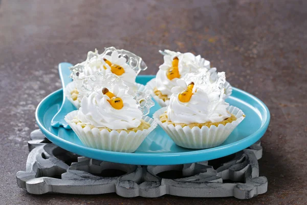Sweet lemon tartlets with whipped cream and honey — Stock Photo, Image