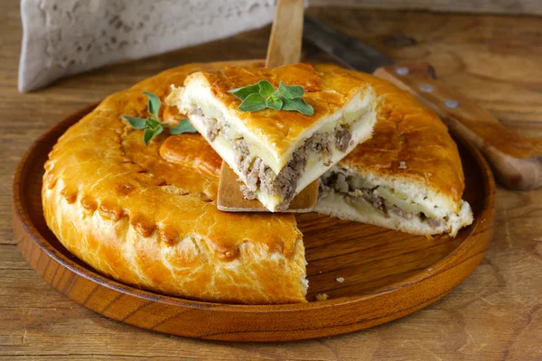 Tarta de carne casera con patatas y orégano Imagen de stock