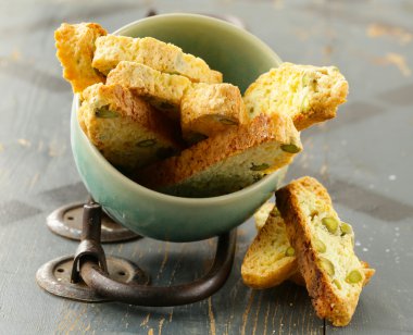 ahşap bir masa üzerinde geleneksel İtalyan Bisküvi Kurabiye