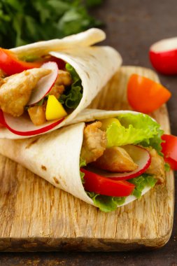 Tavuk dürüm turp, tatlı biber ve salata ile