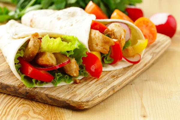 Chicken burrito with radishes, sweet peppers and salad — Stock Photo, Image
