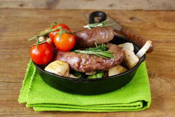 Embutidos caseros de carne con guarnición de verduras (brócoli y champiñones ) —  Fotos de Stock