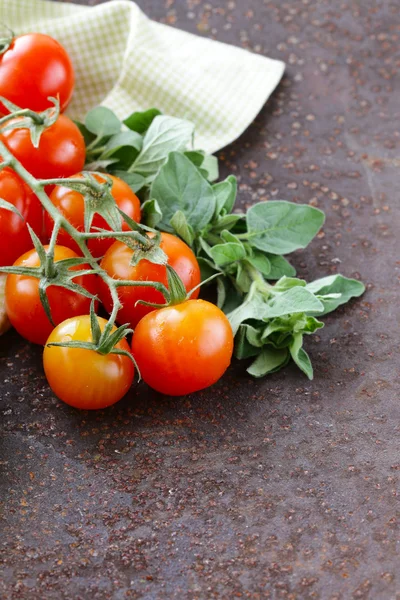 Tomates ecológicos frescos y maduros sobre mesa de hierro —  Fotos de Stock