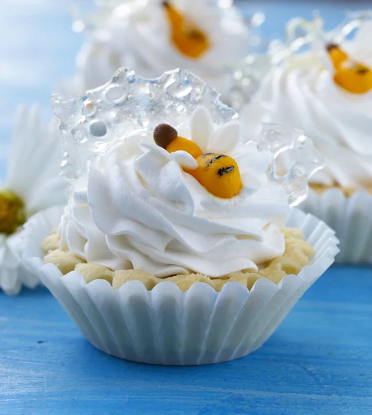 Tartaletas de limón dulce con crema batida y miel —  Fotos de Stock