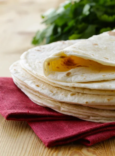 Verem a házi teljes kiőrlésű búzaliszt tortilla egy fából készült asztal — Stock Fotó