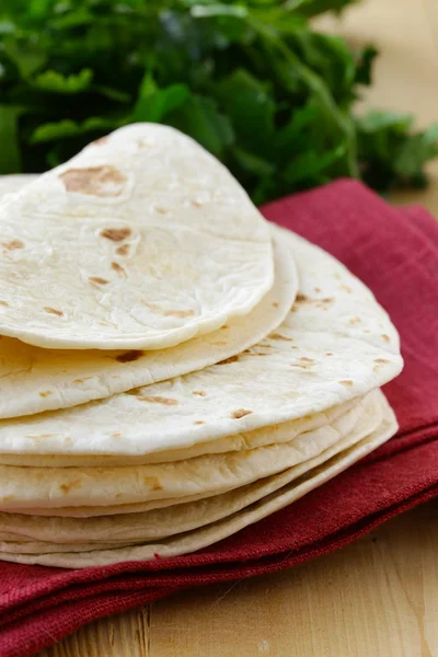 나무 테이블에 만든 통 밀 밀가루 tortillas의 스택 — 스톡 사진