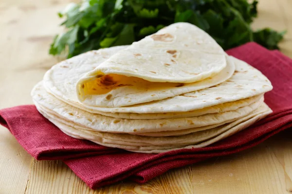 나무 테이블에 만든 통 밀 밀가루 tortillas의 스택 — 스톡 사진