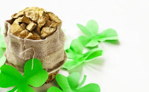 Φύλλα πράσινο τριφύλλι και μια τσάντα του χρυσού - σύμβολο του St. Patrick ΠΡΩΤΟΧΡΟΝΙΑ — Φωτογραφία Αρχείου