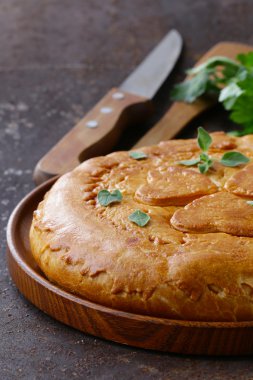 Ev yapımı etli börek patates ve kekik ile
