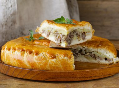 Ev yapımı etli börek patates ve kekik ile