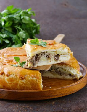 Ev yapımı etli börek patates ve kekik ile