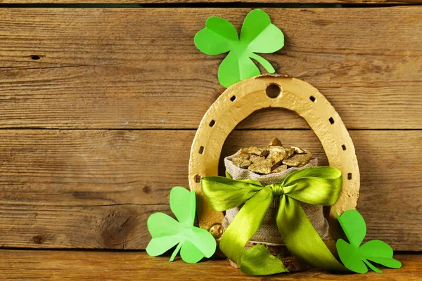 绿色三叶草叶子和一袋金子-圣 Patrick 母亲节的象征 — 图库照片