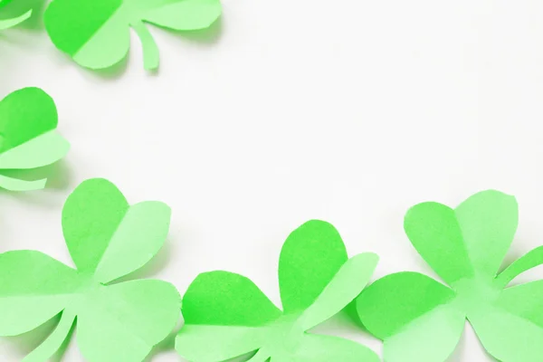 Las hojas verdes de papel del trébol - el símbolo del Día de San Patricio — Foto de Stock