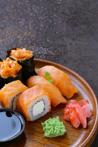 Menù di sushi assortiti con salmone - Cucina tradizionale giapponese — Foto Stock
