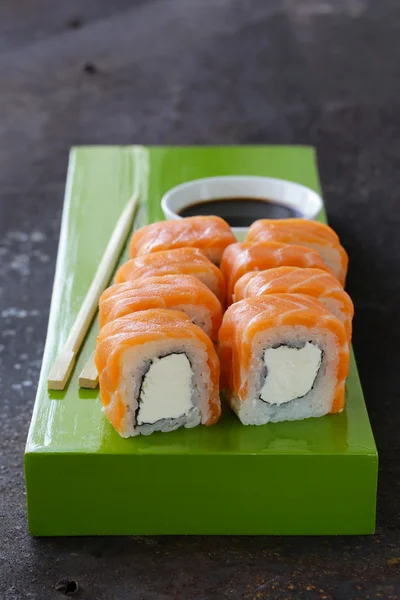 Rolo de sushi com salmão vermelho e queijo filadélfia — Fotografia de Stock