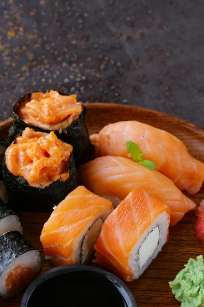 Menu de sushi variado com salmão - Cozinha tradicional japonesa — Fotografia de Stock