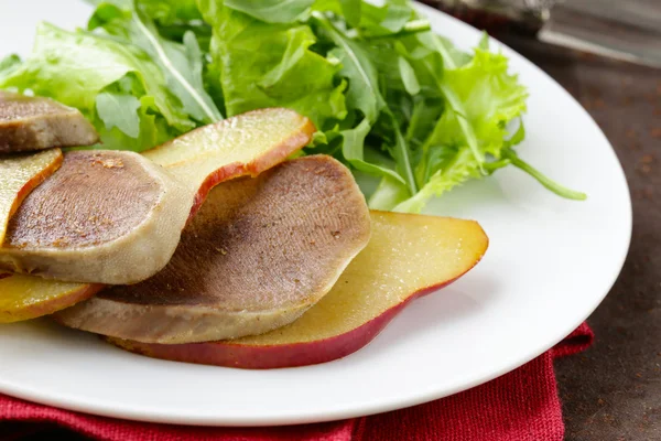 Gourmet sallad med grillad biff tunga och päron — Stockfoto