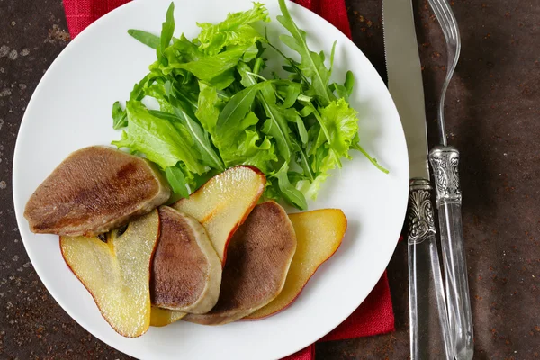 Gurmánský salát s grilovaným hovězím jazykem a hruška — Stock fotografie