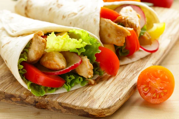 Burrito de pollo con rábanos, pimientos dulces y ensalada — Foto de Stock