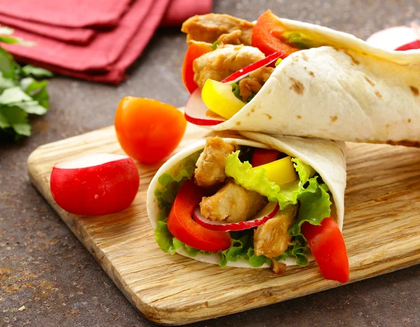 Chicken burrito with radishes, sweet peppers and salad — Stock Photo, Image