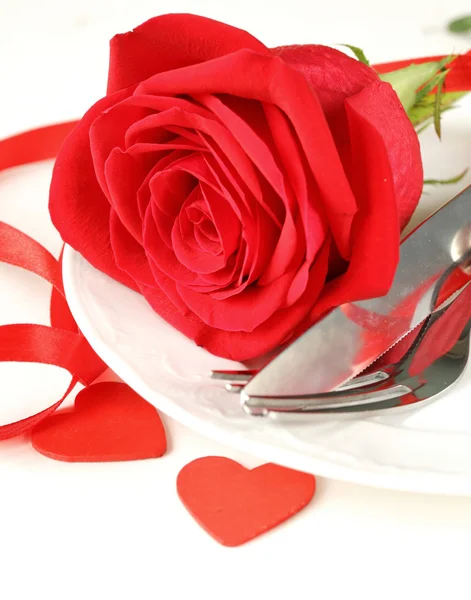 Instelling van de romantische tabel met rozen voor de vakantie Sint Valentijn — Stockfoto