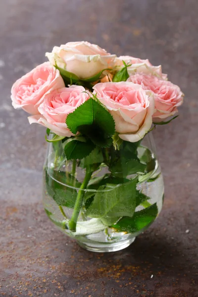 Ανθοδέσμη με ροζ τριαντάφυλλα σε έναν ξύλινο πίνακα — Φωτογραφία Αρχείου