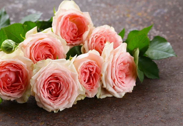 Boeket van roze rozen op een houten tafel — Stockfoto