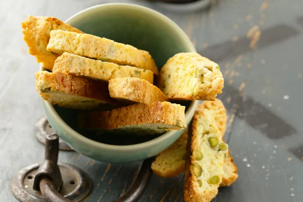 Galletas de biscotti italianas tradicionales en una mesa de madera — Foto de Stock