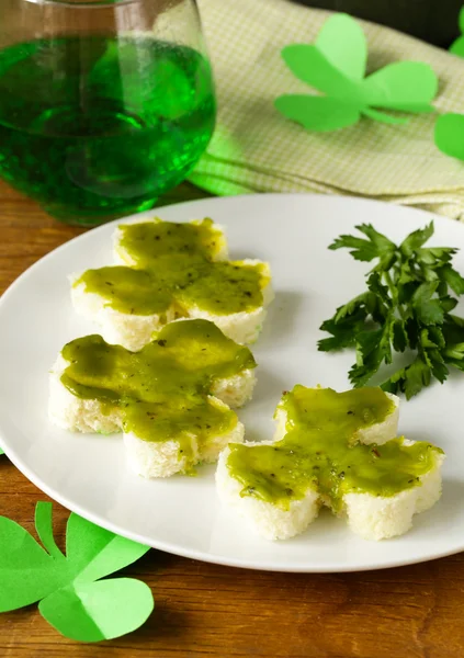 Sanduíches engraçados na forma de trevo com queijo verde Patrick 's Day food — Fotografia de Stock